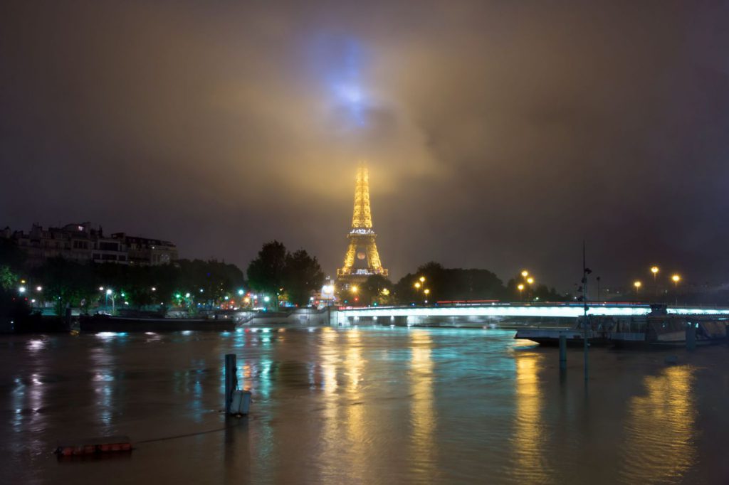 tour-eiffel-crue-seine_5609219_AFP PHOTO  Laurent Kalfala (030616)